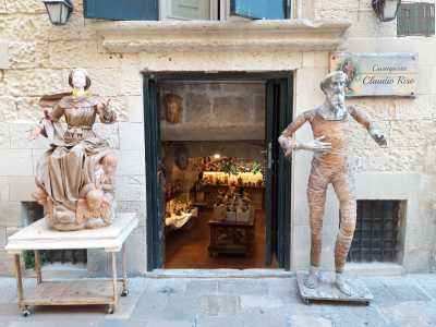 Lasciamo Mario per proseguire il nostro viaggio nella bottega del 59enne Claudio Riso, ubicata in un palazzo in pietra leccese di corso Vittorio Emanuele II. All�esterno due busti di una santa e di un uomo dell�antica Grecia a grandezza naturale annunciano il lavoro artigianale che si svolge all�interno